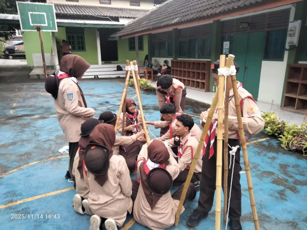 Dewan Penggalang MTsN 9 Sleman Asah Keterampilan Pioneering dalam KPDP 2025