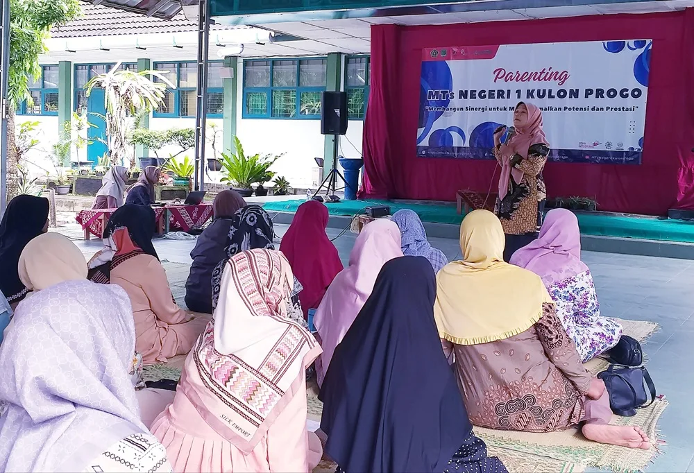 Faila, Guru BK MAN 3 Sleman Berbagi Ilmu dalam Acara Parenting di MTsN 1 Kulonprogo