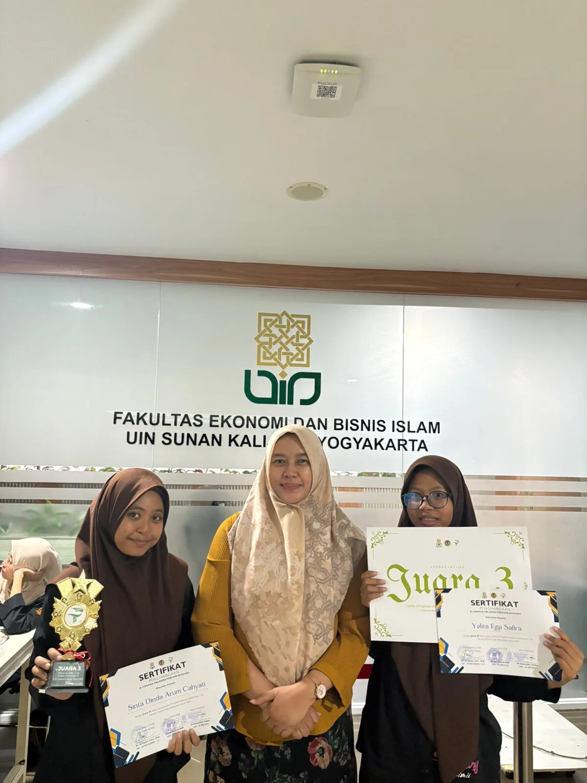 Berani Bersaing dengan Mahasiswa, Tim MAN 2 Sleman Raih Juara 3 Olimpiade Ekonomi FEBillionaire 11th UIN Sunan Kalijaga