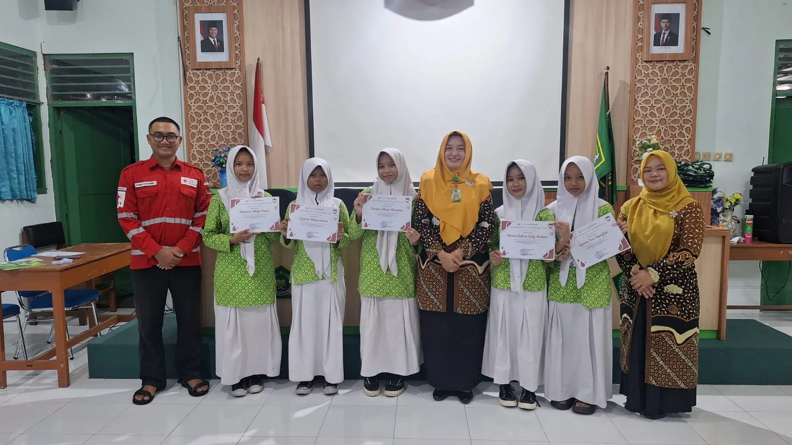 Kepala MTsN 9 Sleman Resmi Lepas Pengurus PMR 2024/2025