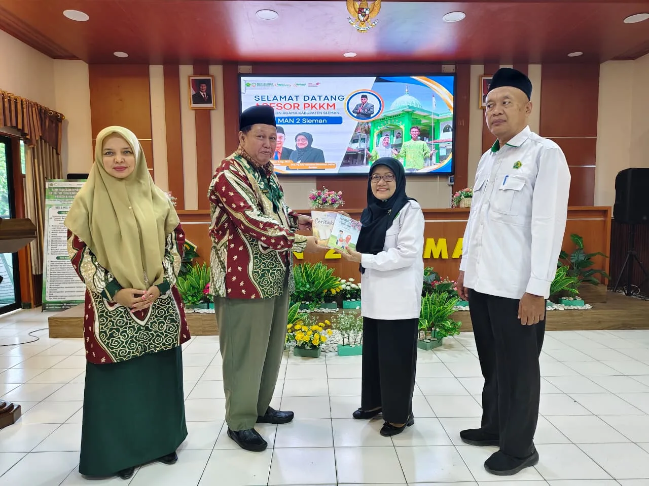 Program Literasi Berbuah Karya, MAN 2 Sleman Persembahkan Buku Antologi Cerpen kepada Asesor PKKM