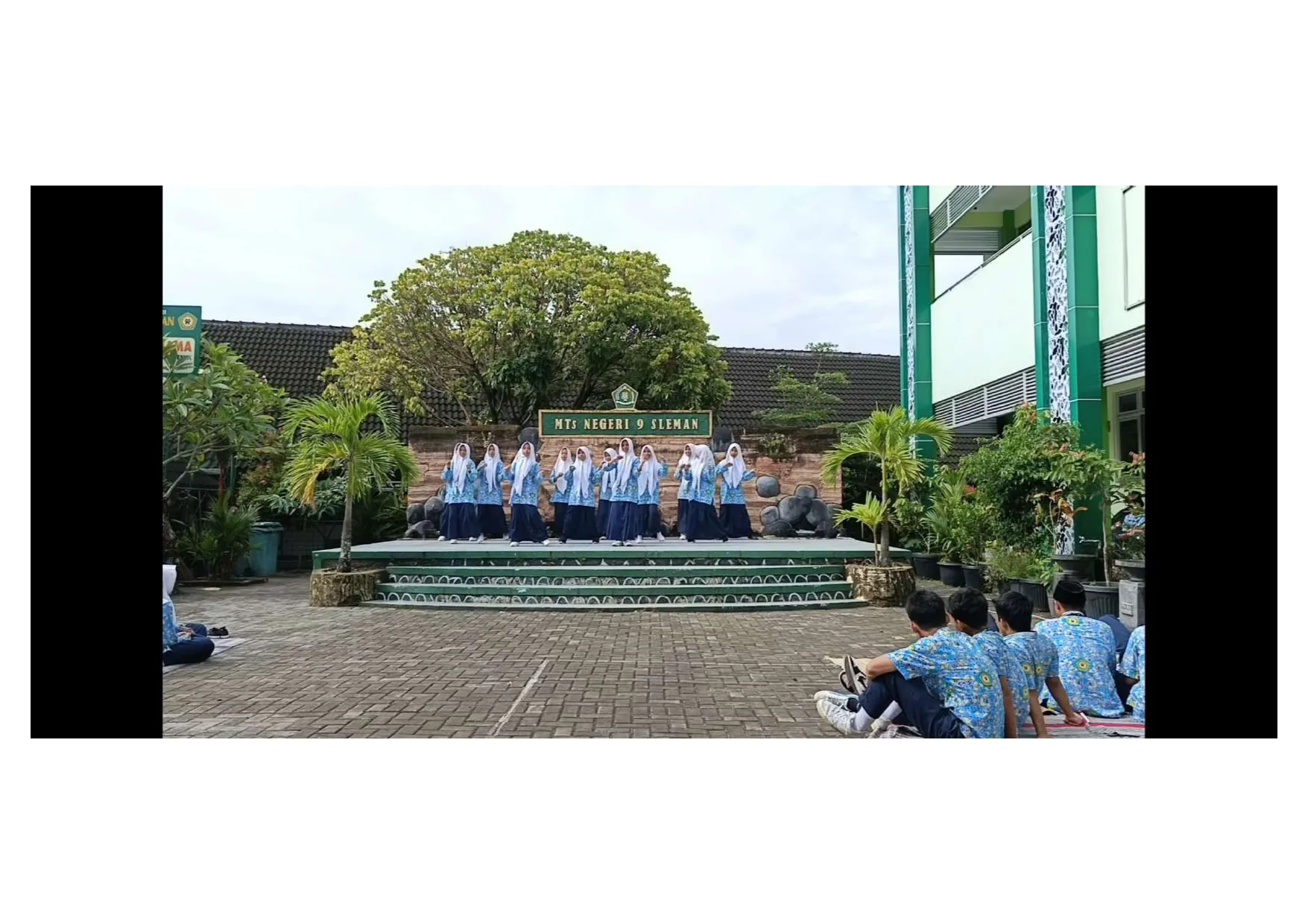 Anggun dan Ceria, 7B Putri Sajikan Tari Soleram di Jumat Ceria