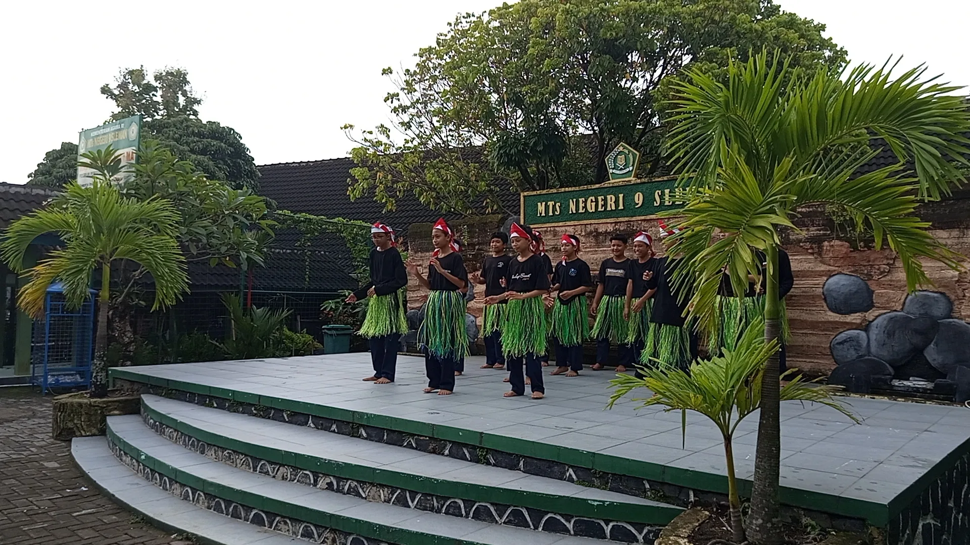 Lagu “Apuse” Semarakkan Jumat Menari MTsN 9 Sleman, 7A Putra Tampilkan Gerak yang Energik