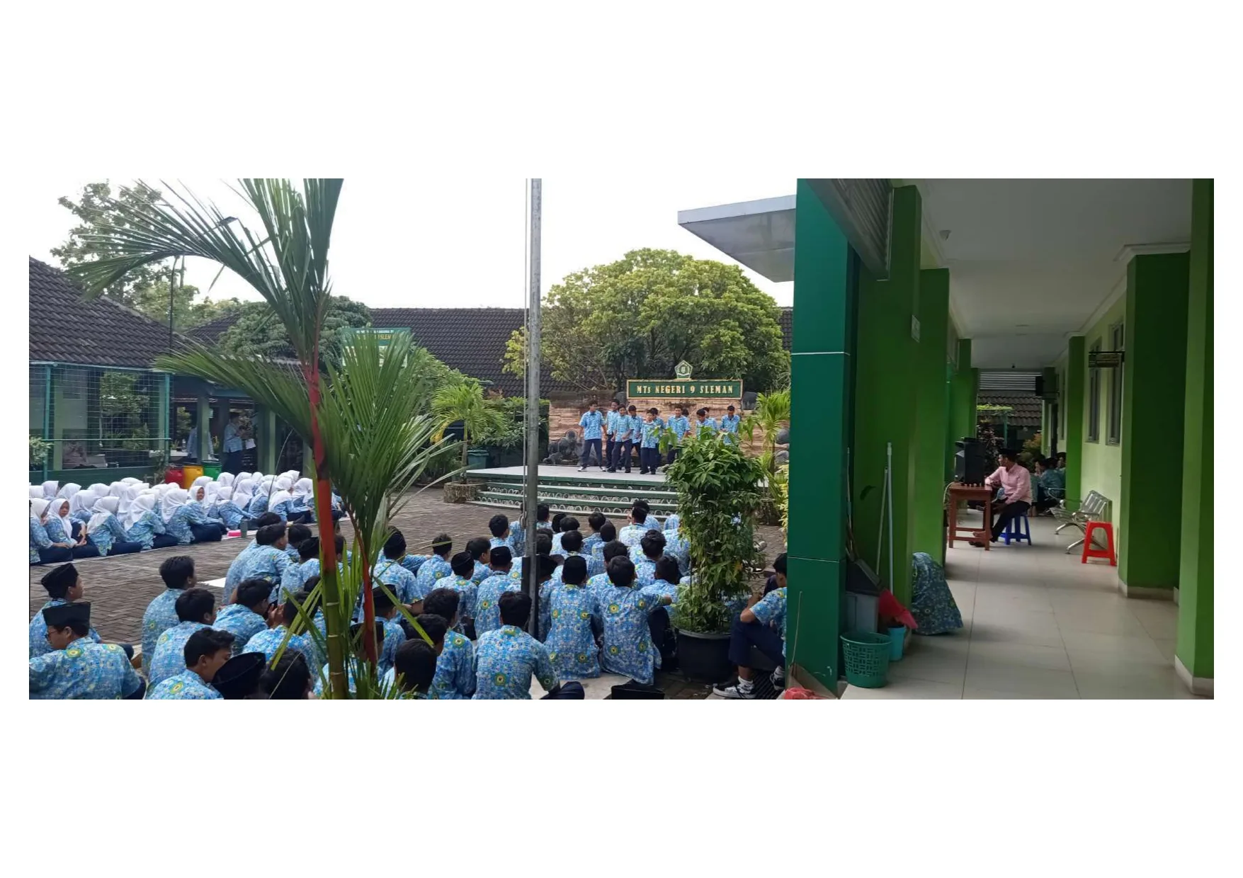 Tari Buto Galak Mengguncang Panggung Jumat Ceria, 7D Putra Tampil Energik