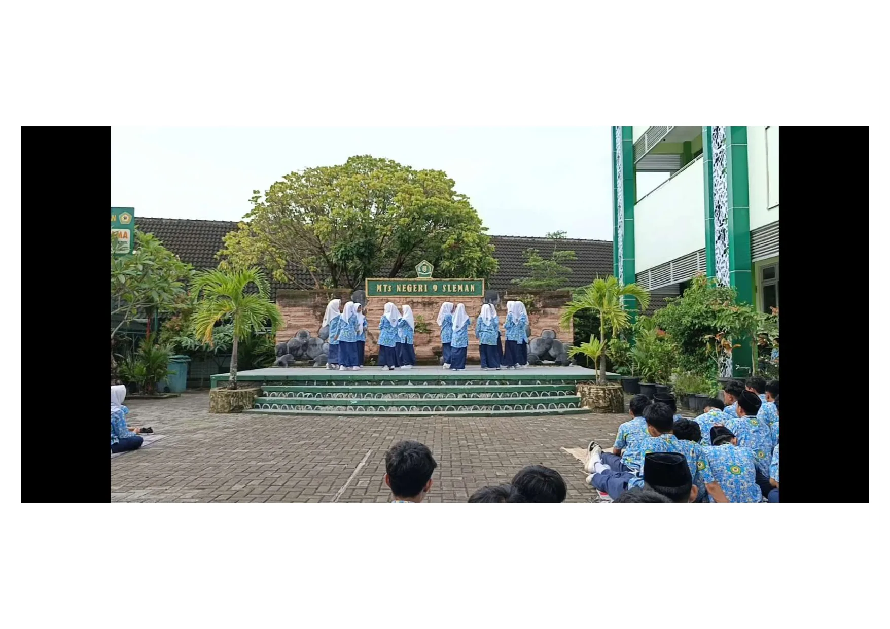 Tari Jangkrik Genggong dari 7A Putri Gemakan Jumat Ceria MTsN 9 Sleman