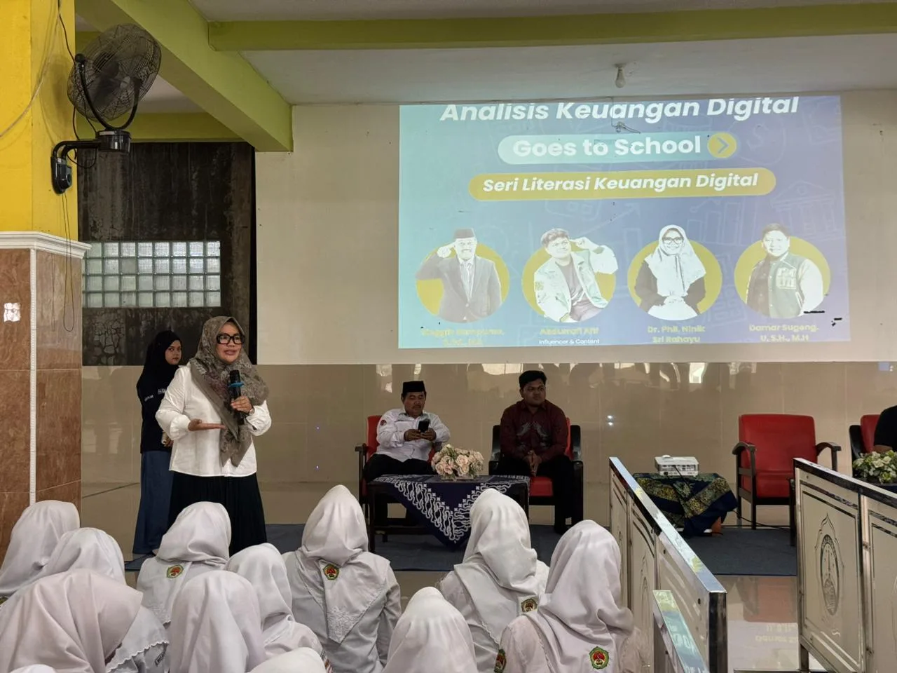Prodi Analisis Keuangan UII Goes to MAN 3 Sleman: Seri Literasi Keuangan Digital