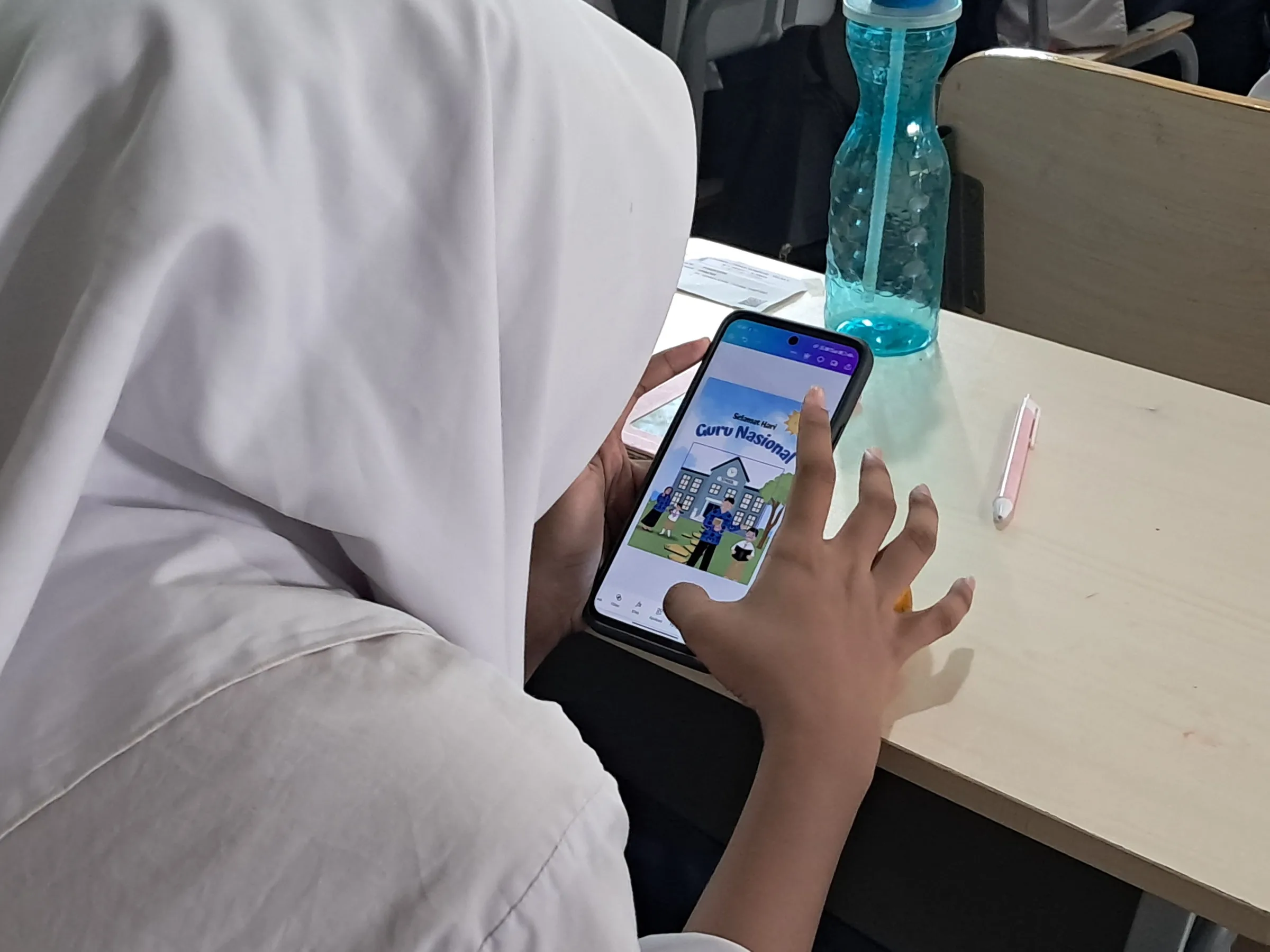 Siswa Kelas IX MTsN 9 Sleman Praktik Membuat Poster Digital Bertema “Transformasi Digital: Guru Hebat di Era Smart Society”