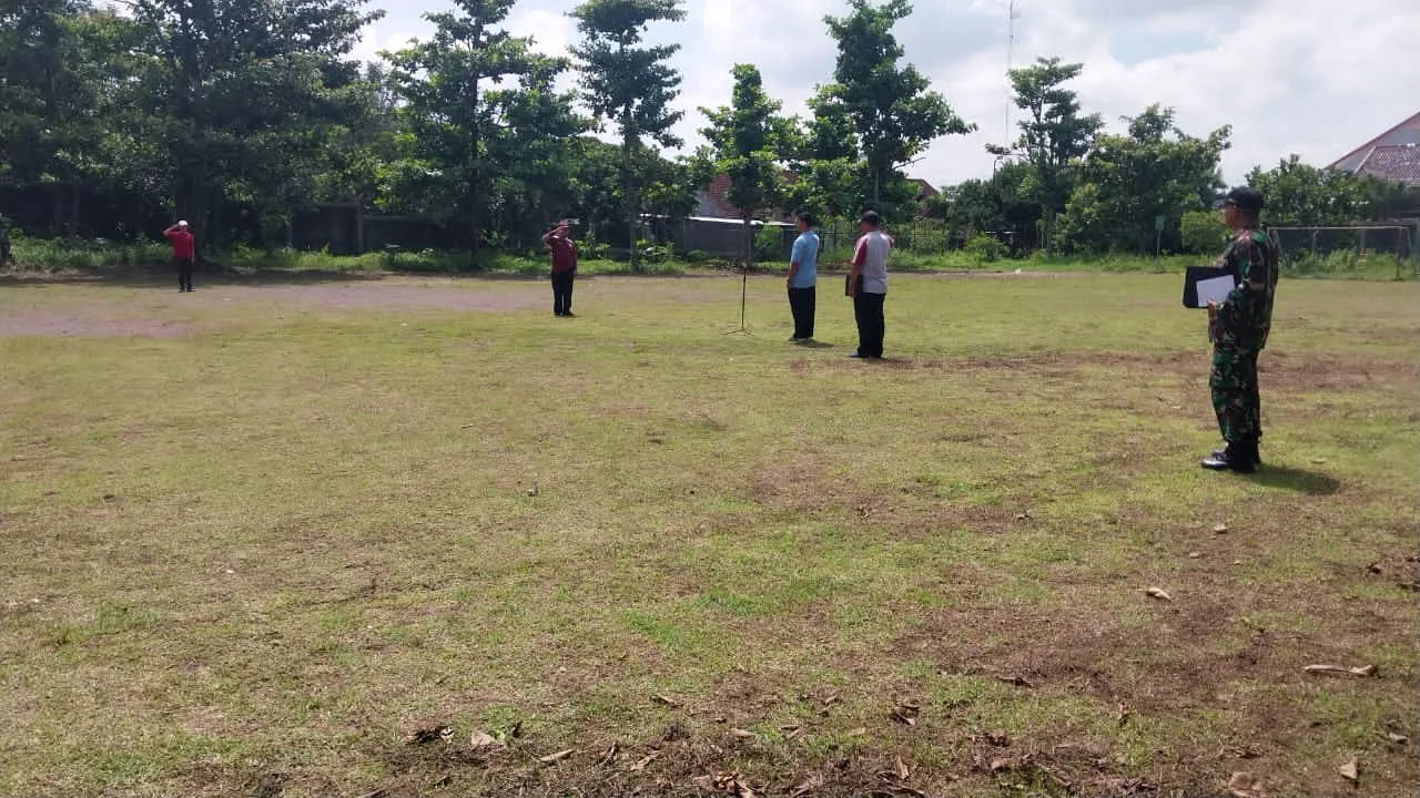 Langkah Tegap, Suara Menjulang, Perwakilan Guru MTs Negeri 3 Sleman Panaskan Latihan Upacara Hari Guru Nasional 2025