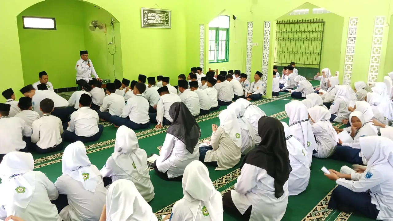 Cinta kepada Rasulullah, Siswa Kelas VII MTsN 9 Sleman Lantunkan Sholawat Nariyah