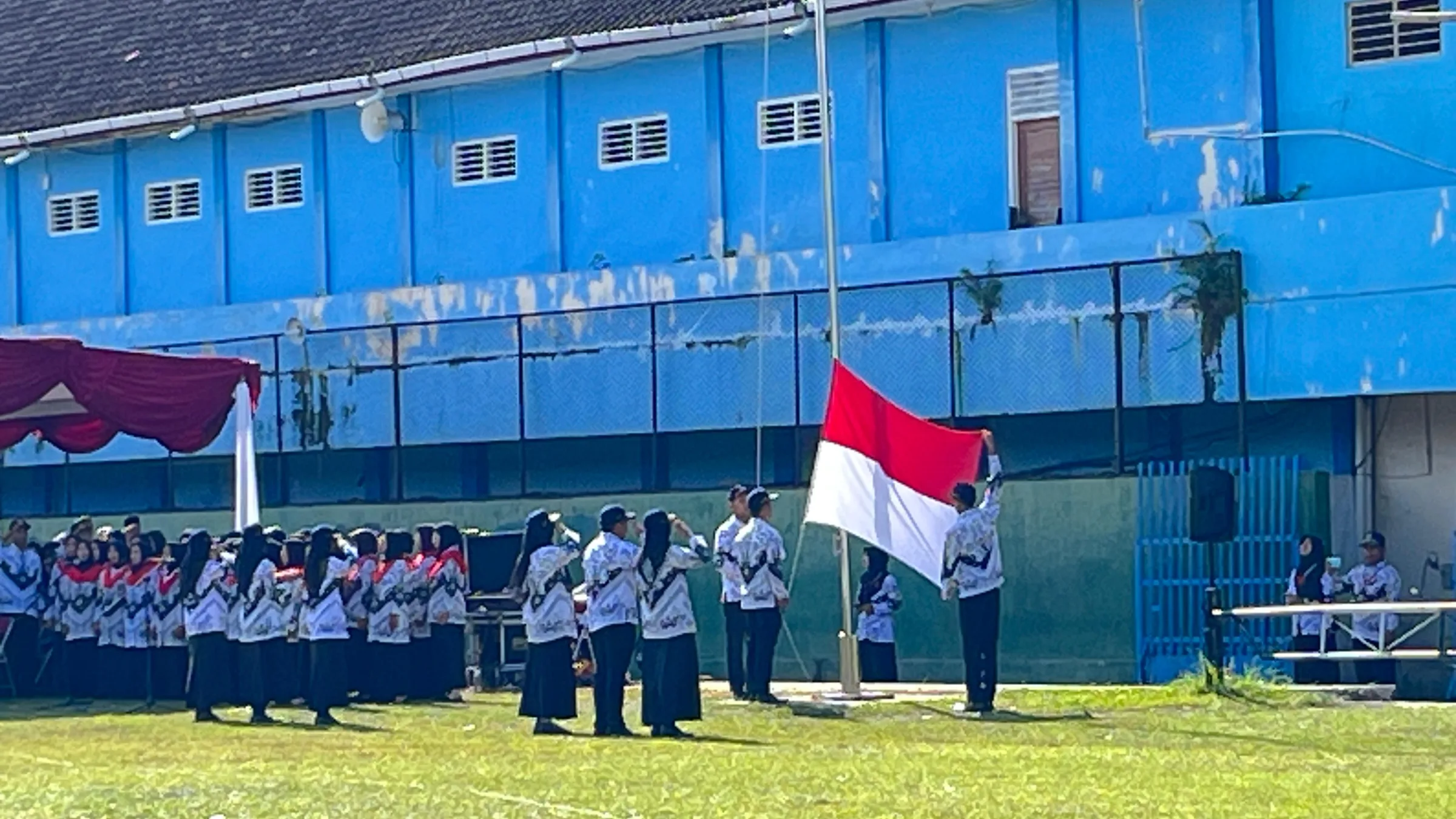 Hari Guru Nasional 2025: Guru dan Pegawai MTsN 10 Sleman Laksanakan Upacara HUT PGRI