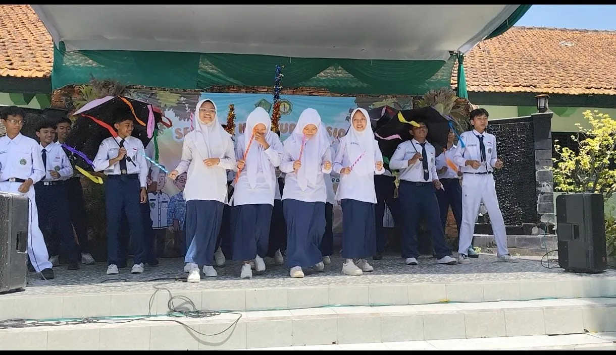 Panggung Meriah, Kelas 9D Tampil Spektakuler dengan Tarian Boria Upin Ipin