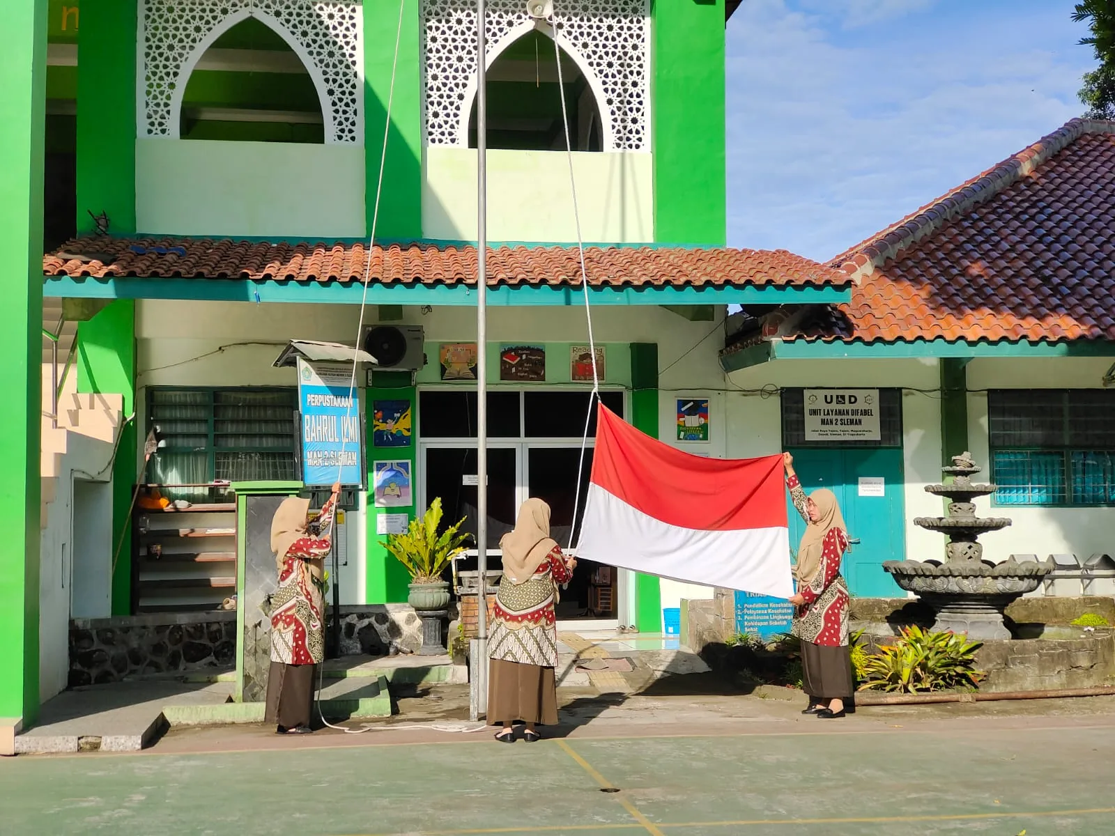 Teladan dan Pengabdian, Guru MAN 2 Sleman Sukses Bertugas Pada Upacara HGN