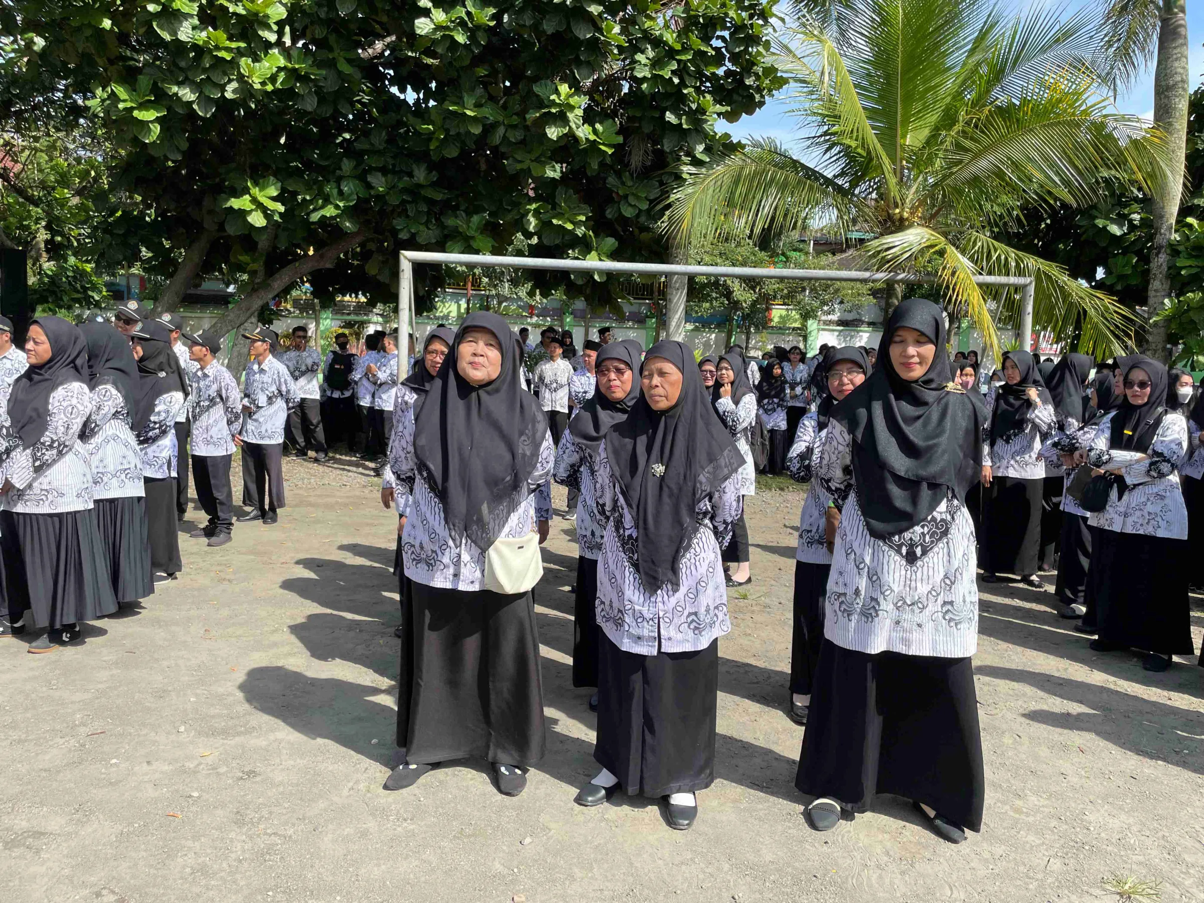 Guru MTsN 4 Sleman Ikuti Upacara Hari Guru Nasional
