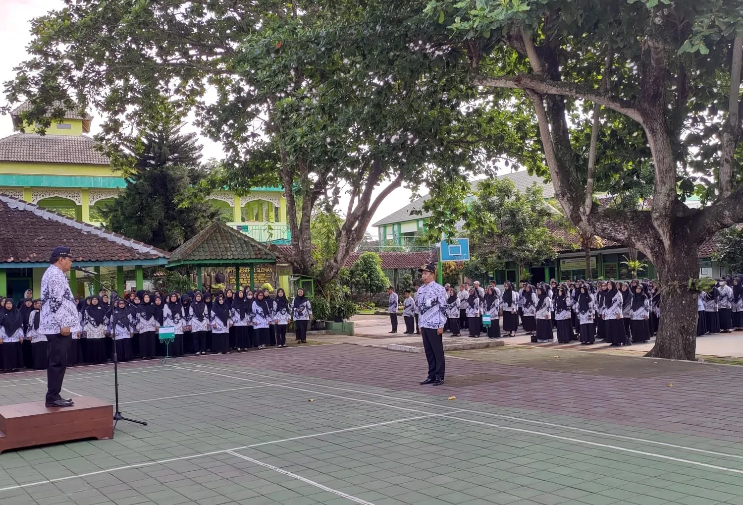 MTsN 1 Sleman Jadi Tuan Rumah Upacara Hari Guru Nasional dan HUT ke-80 PGRI se-Kapanewon Seyegan