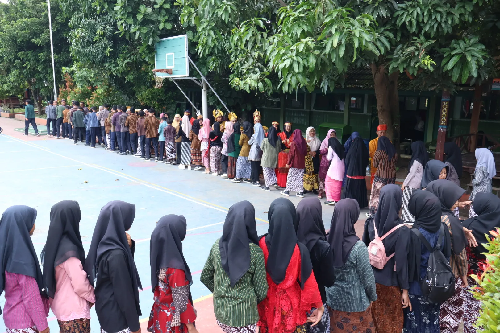 Siswa MTsN 8 Sleman Beri Ucapan Selamat dan Doa untuk Guru Usai Upacara HGN