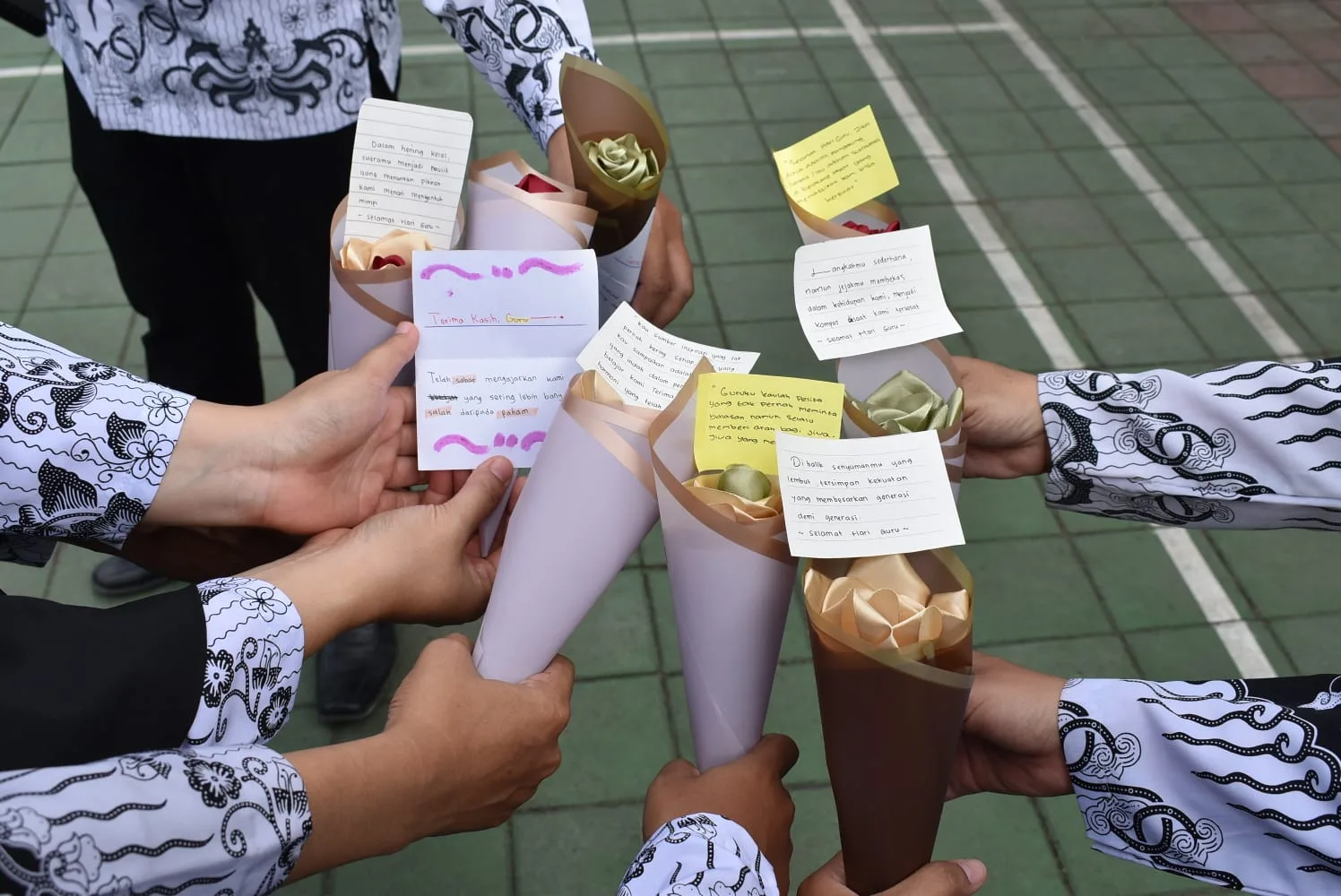 MTsN 1 Sleman Hangatkan Hari Guru dengan Kejutan dari Para Murid
