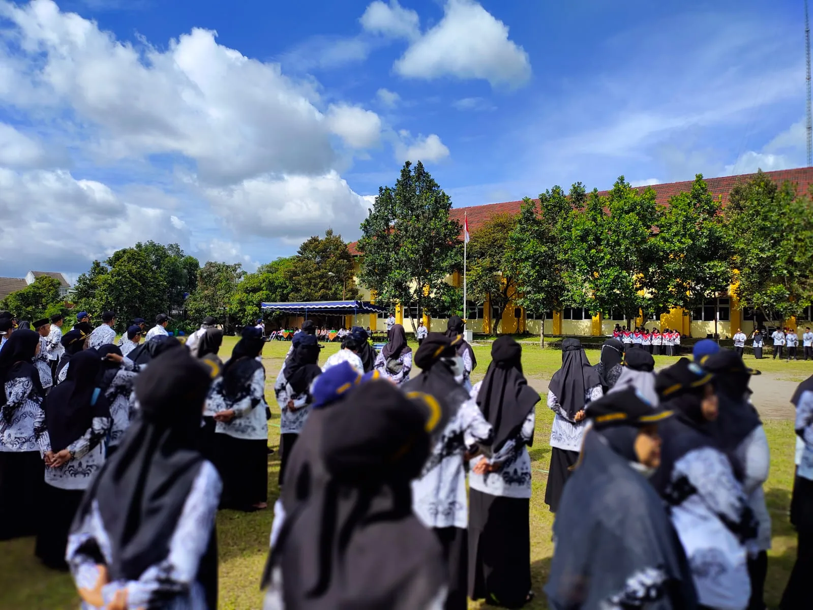 Peringati Hari Guru Nasional dan PGRI, Kepala MTs N 3 Sleman Hadiri Upacara Kapanewon