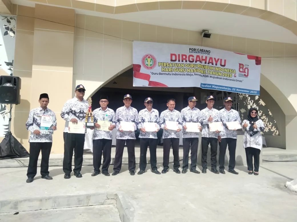 Tiga Guru MTsN 9 Sleman Terima Sertifikat Penghargaan dari PGRI Kapanewon Depok
