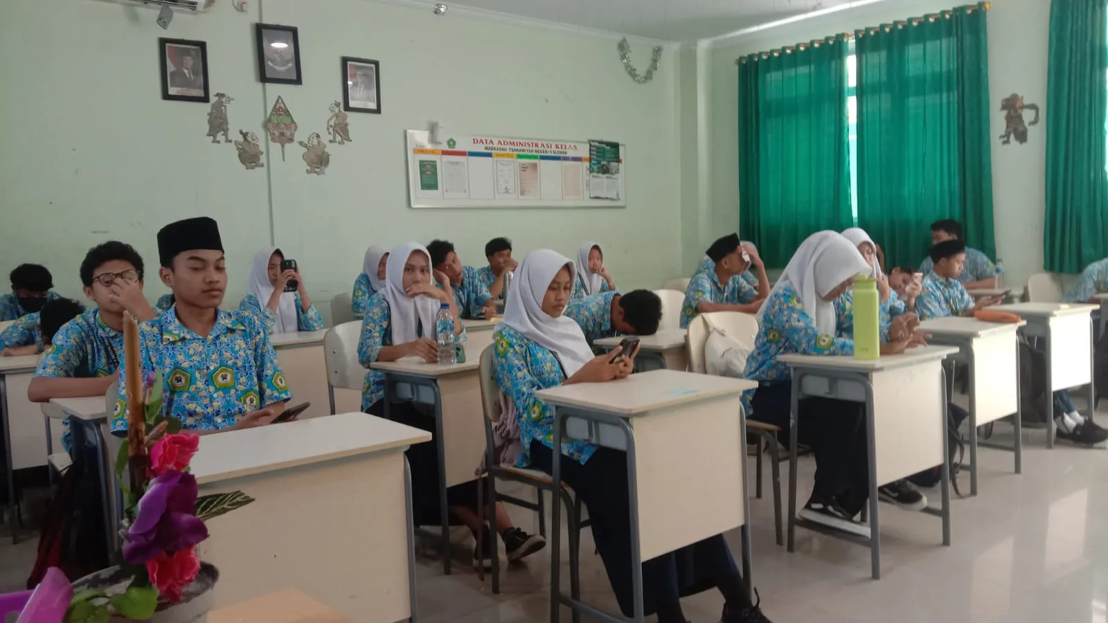 ASAS Hari Keempat: Siswa-siswi MTsN 9 Sleman Kerjakan PPKn dan Seni Budaya