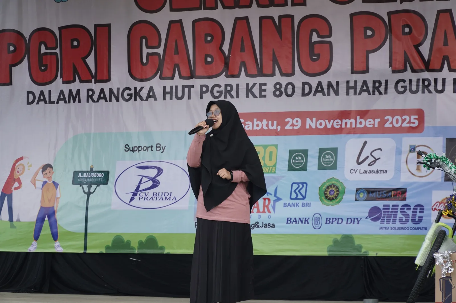Guru MTsN 8 Sleman, Novita, Pukau Ratusan Pendidik dengan Suara Emas di Puncak HGN Prambanan