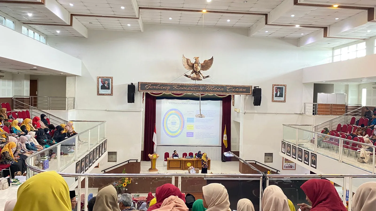 Merawat Semesta dengan Cinta, Empat Guru MTsN 3 Sleman Hadiri Seminar Hari Guru Nasional di UPY