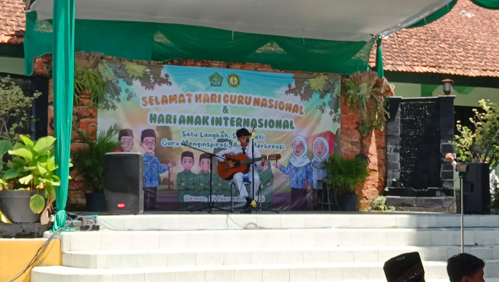 Mika Pukau Hadirin Bawakan Lagu Lihat Kebunku