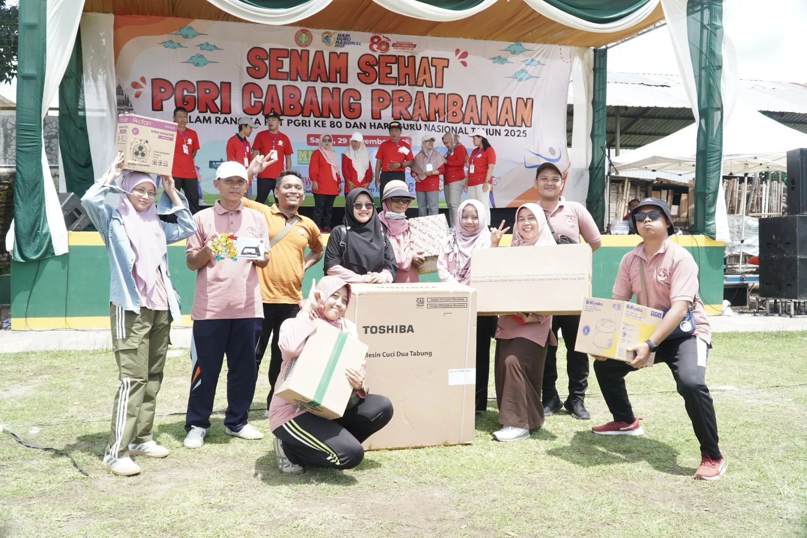 MTsN 8 Sleman Borong Door Prize di Puncak Peringatan HGN PGRI Prambanan