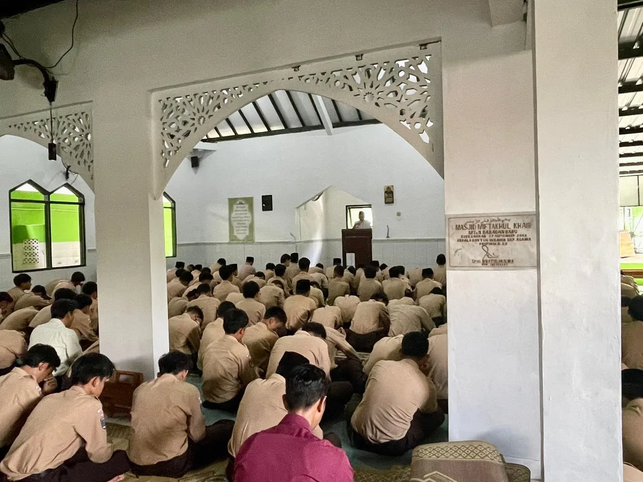 Salat Jumat MTsN 10 Sleman: Khotib  Ajak Jamaah  Optimis dan Sabar Hadapi Ujian Hidup