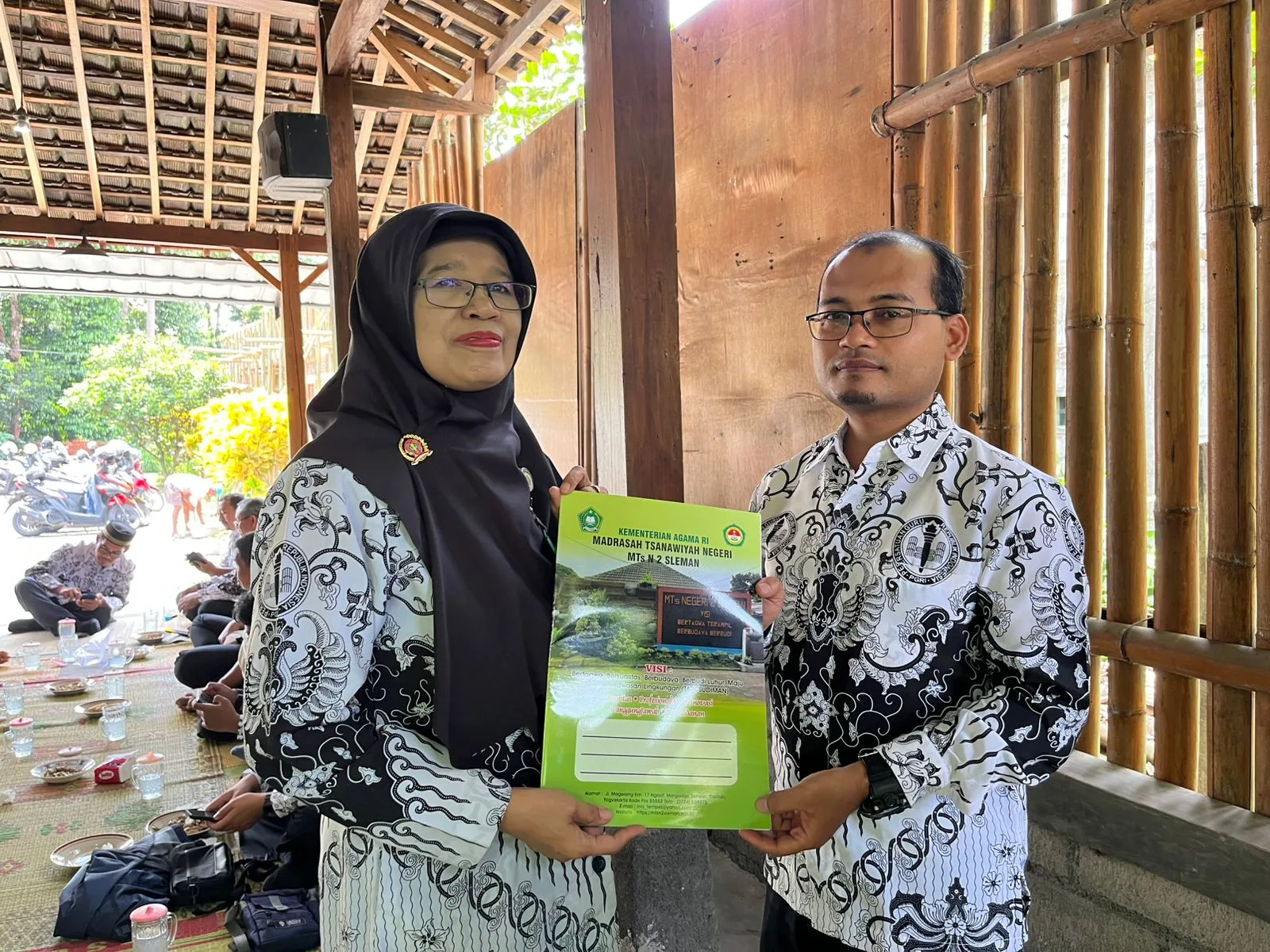 Lengkapi Peringatan HGN, MTsN 2 Sleman Adakan Siraman Rohani dan Apresiasi Guru Berprestasi