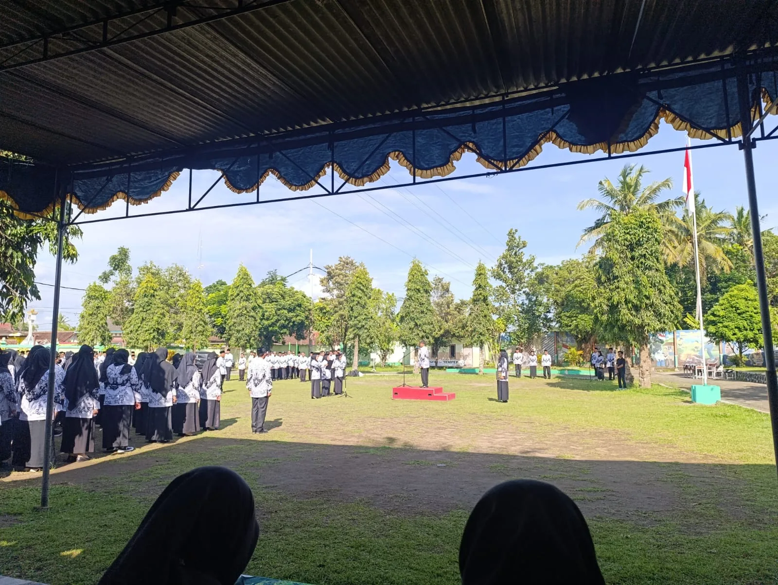 Merayakan Pengabdian: Guru MTsN 2 Sleman Ikuti Upacara Hari Guru Nasional 2025