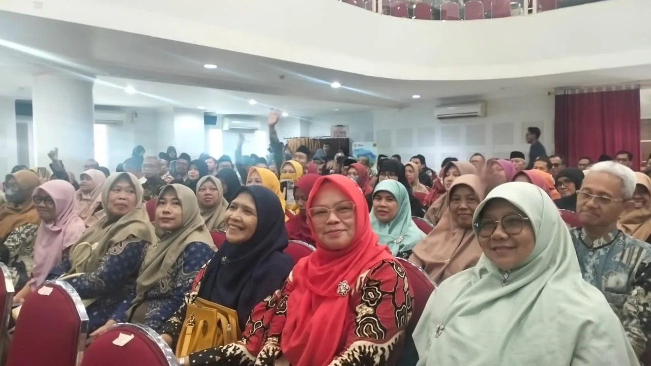 Guru Fikih MTsN 9 Sleman Antusias Ikuti Seminar Hari Guru Nasional 2025 di UPY