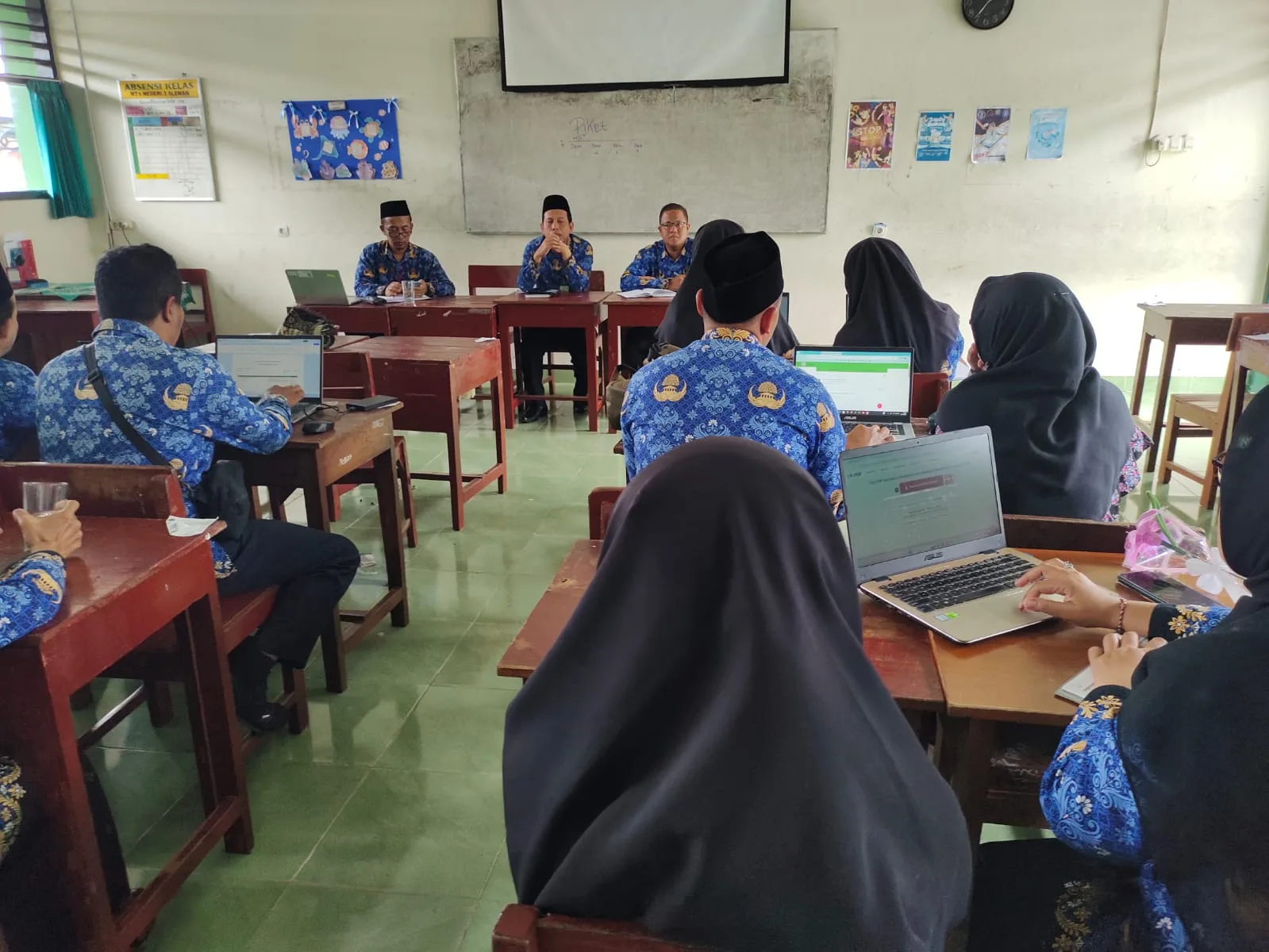 Samakan Persepsi Tegak Disiplin, Wali Kelas dan Kesiswaan MTs Negeri 3 Gelar Koordinasi