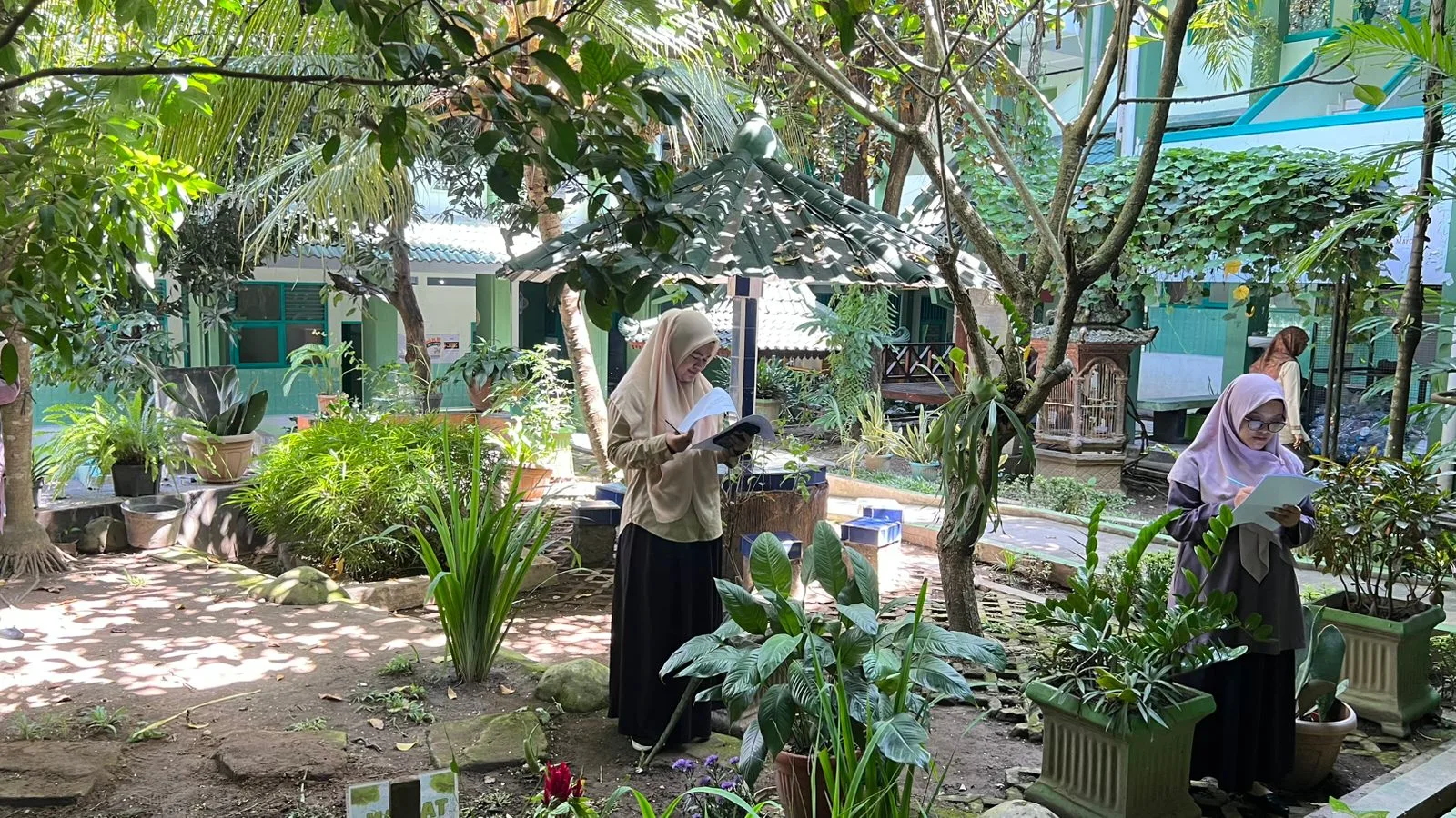 Tim Gemilang MAN 3 Sleman Lakukan Penilaian Akhir Lomba Kebersihan dan Keindahan Kelas