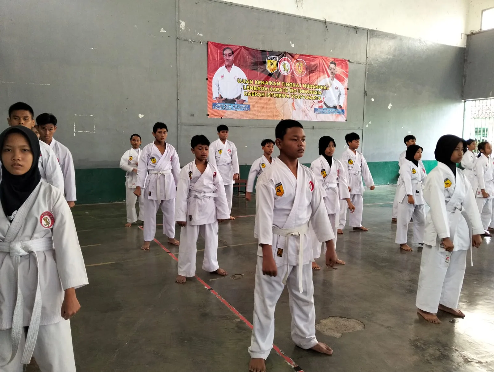 Tempa Disiplin dan Prestasi, Siswa MTsN 2 Sleman Ikuti Ujian Kenaikan Tingkat Karate Lemkari DIY