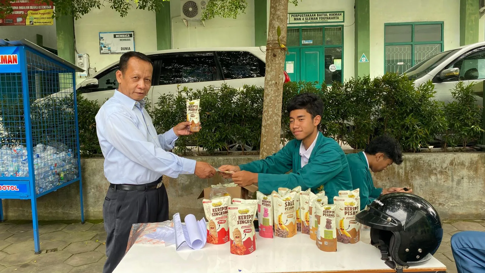 Mengisi Waktu Luang Berjualan Kudapan Berbahan Pisang dengan Hati Riang