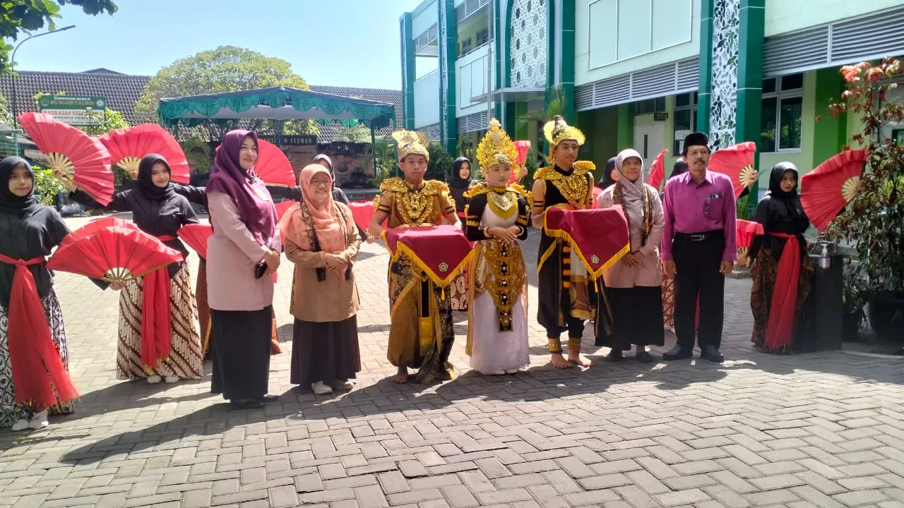 MTsN 9 Sleman Sambut Asesor PKKM dengan Penampilan Drama ‘Roro Jonggrang’