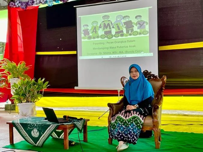 Parenting MTsN 10 Sleman : Bunda Cinta Berikan Trik Orang Tua Dampingi Anak Masa Pu bertas