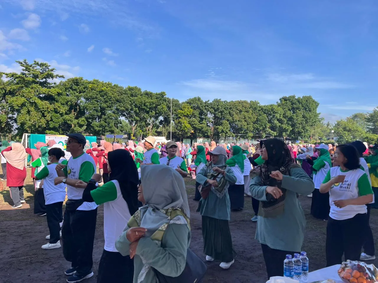 Peringati HAB ke-80, Guru dan Pegawai MTsN 1 Sleman Meriahkan Jalan Sehat Kerukunan
