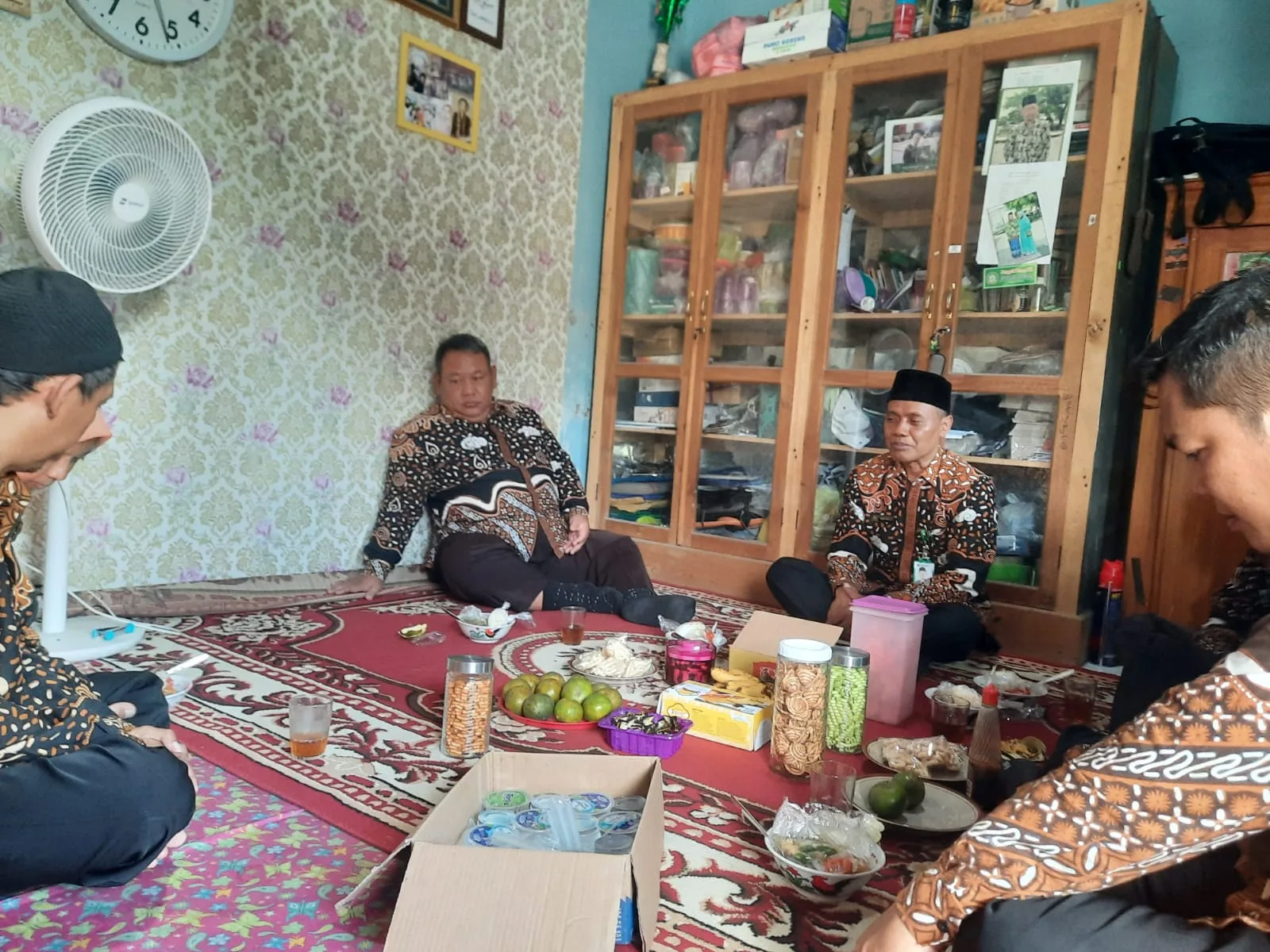 Sentuhan Kasih di Penghujung Tahun: Aksi Nyata Kepala MTsN 8 Sleman Memupuk Solidaritas Antar-Pegawai
