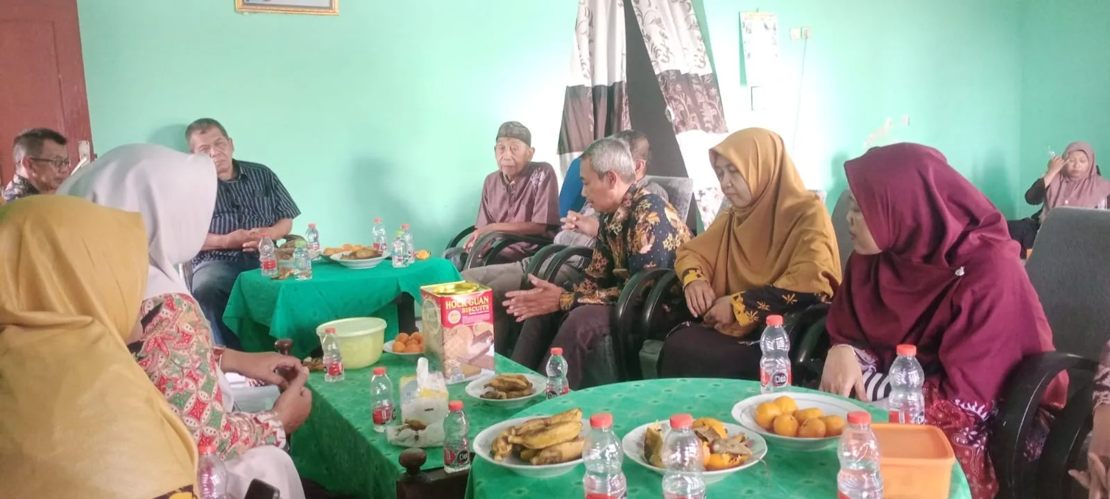 Tingkatkan Rasa Silaturahmi, Keluarga Besar MTsN 8 Sleman Kunjungi Orang Tua Guru yang Sedang Sakit di Klaten
