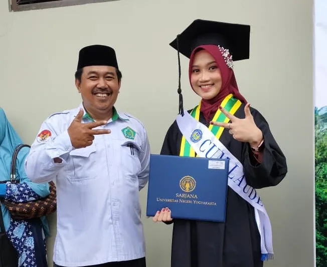 Maudy Alumni MAN 3 Sleman Raih Predikat Wisudawan Terbaik UNY, Kepala Madrasah Hadiri Wisuda