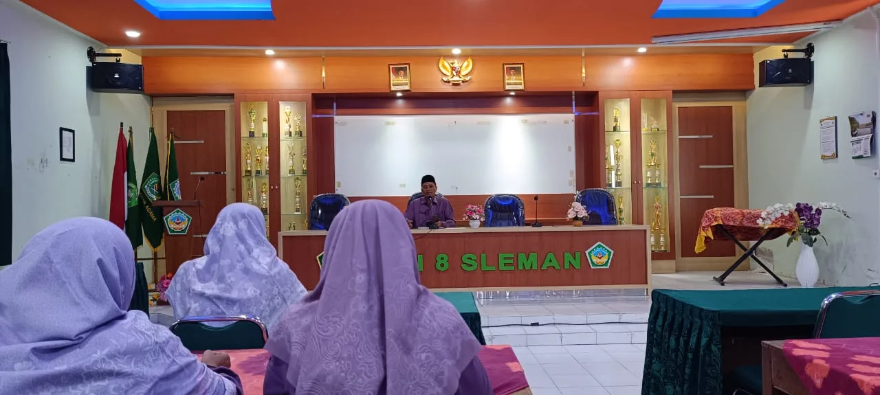 Persiapkan Pembagian Rapor Semester Gasal, MTsN 8 Sleman Gelar Briefing Wali Kelas