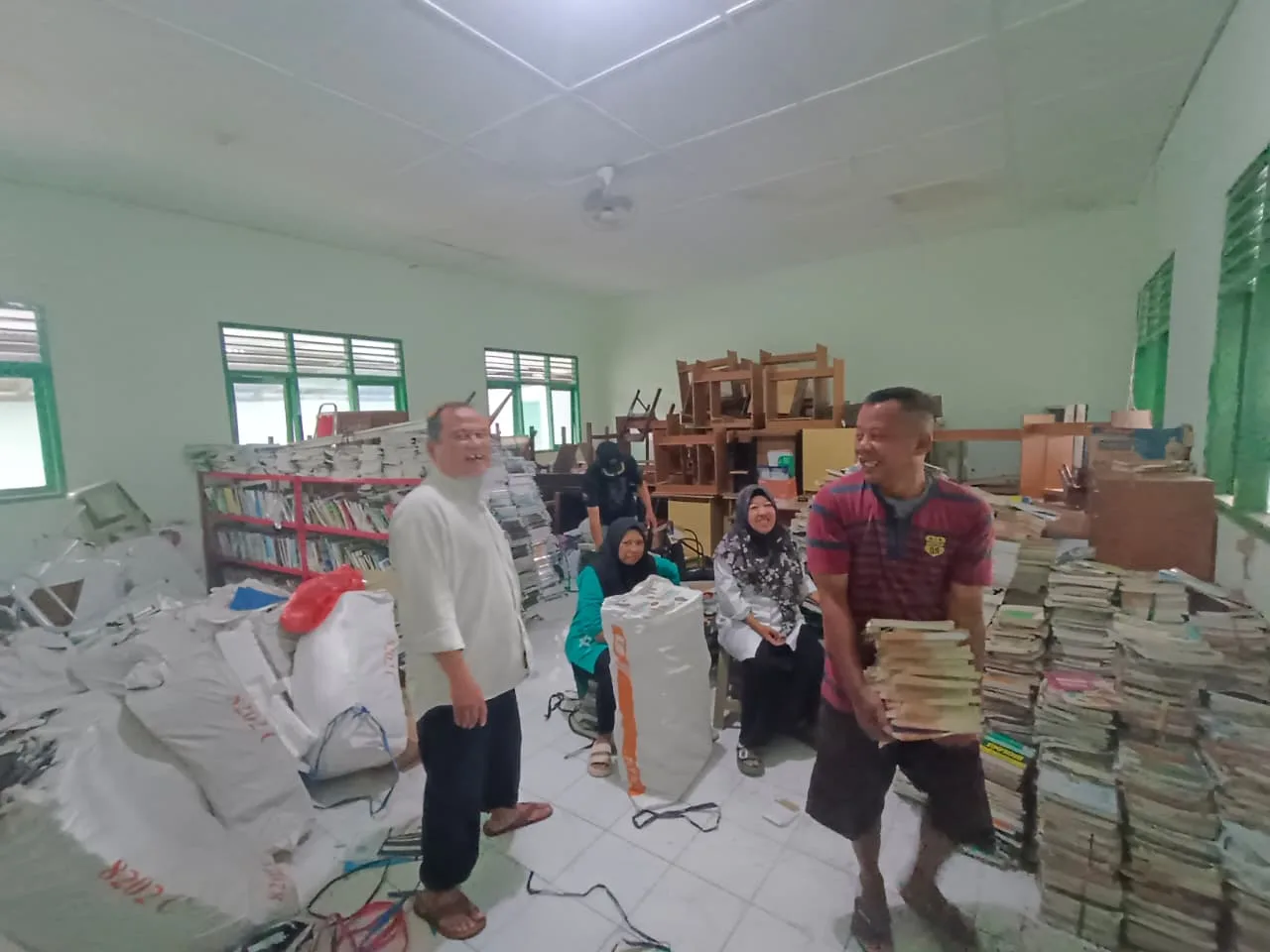 MTsN 8 Sleman Lakukan Pemindahan Buku Lama ke Gudang Baru Perpustakaan