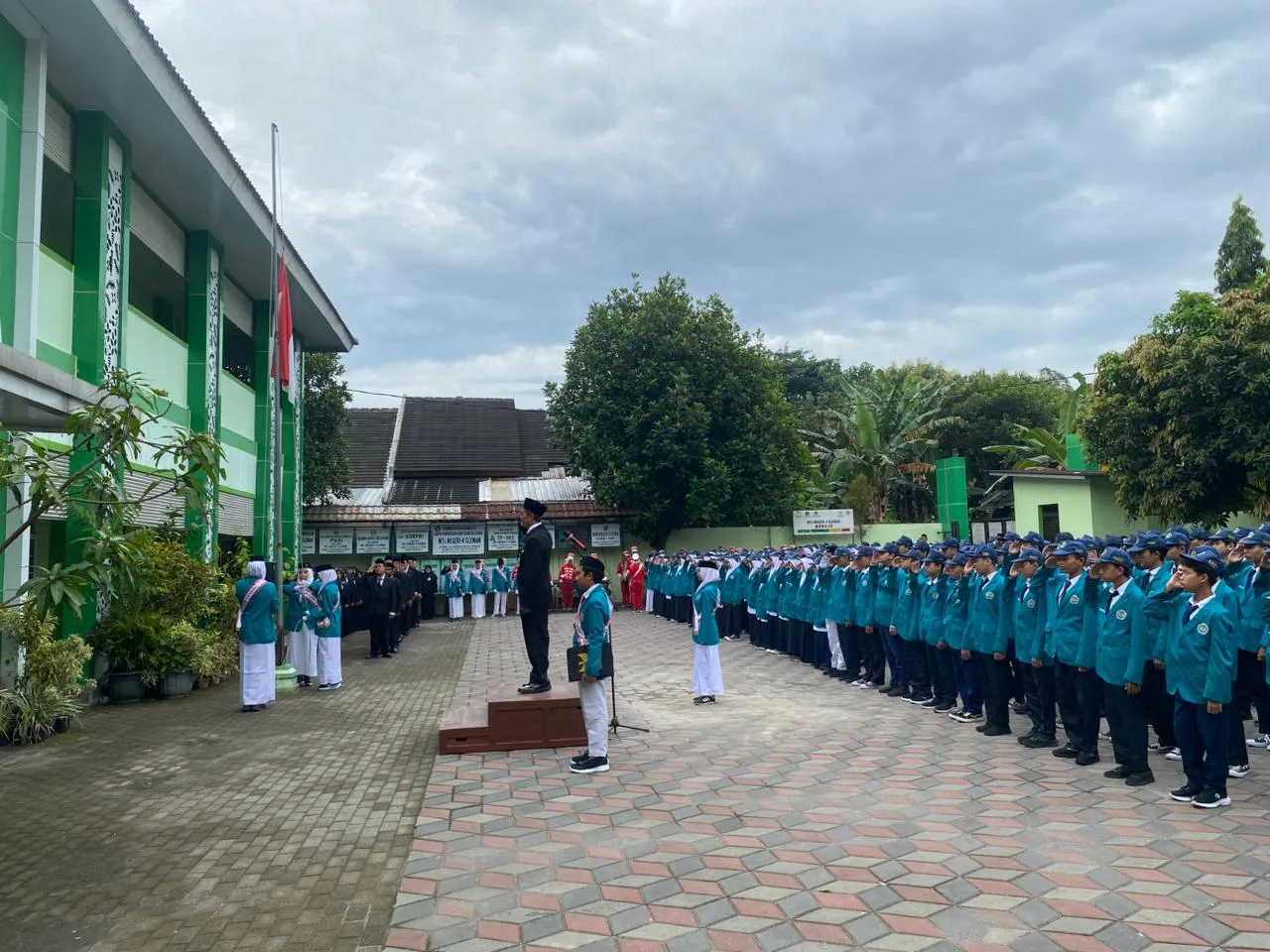 Upacara HAB ke-80 Kemenag di MTsN 4 Sleman Teguhkan Komitmen Umat Rukun dan Sinergi, Indonesia Damai dan Maju