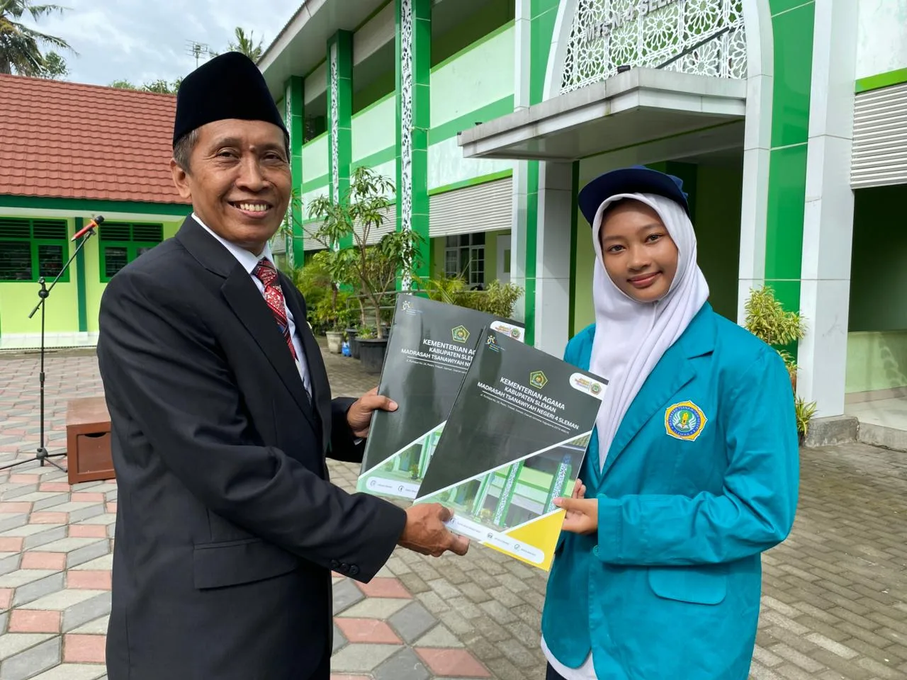 Apresiasi Prestasi Warnai Upacara HAB ke-80 Kemenag di MTsN 4 Sleman