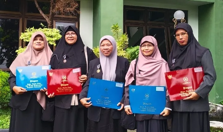 Lima Guru MTsN 1 Sleman Terima Satyalancana Karya Satya di Kemenag Sleman
