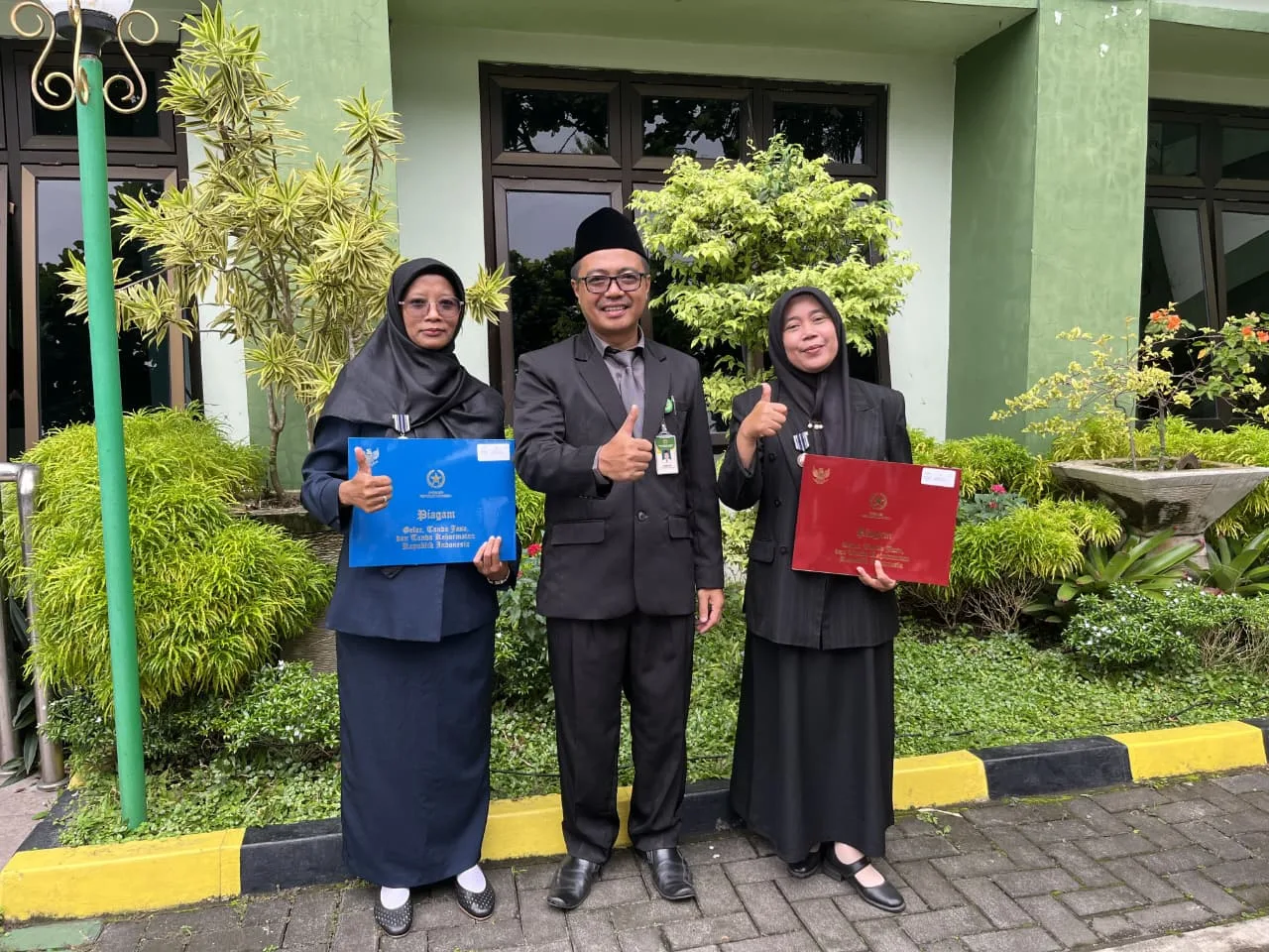 Upacara HAB Ke-80 Kemenag, Dua Guru MTsN 8 Sleman Terima Penghargaan Satyalancana
