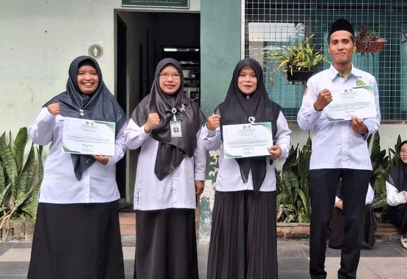 Guru dan Tenaga Kependidikan MIN 1 Sleman Raih Penghargaan Terbaik