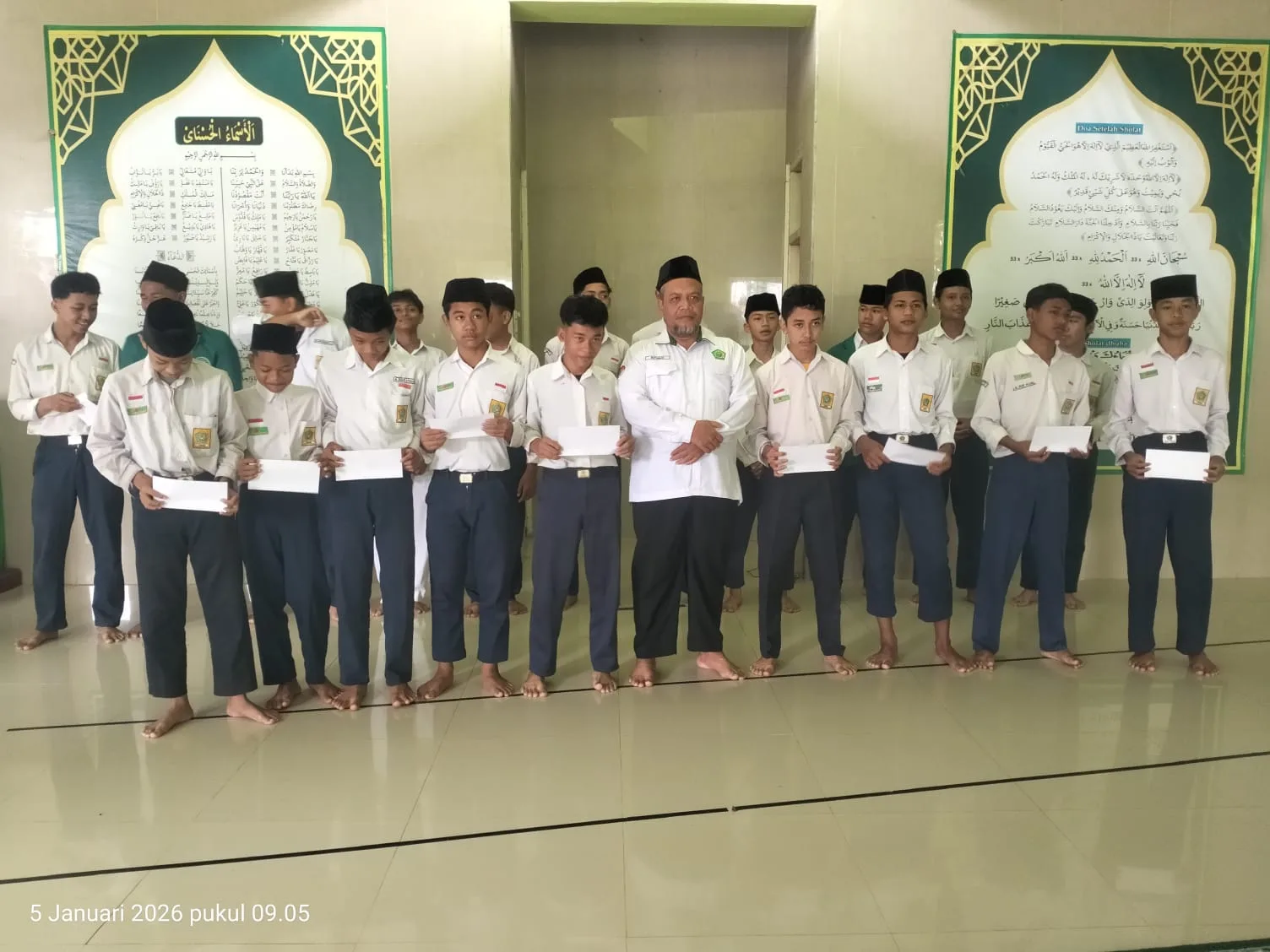 MTsN 1 Sleman Perkuat Kepedulian Sosial lewat Pentasyarufan Dana Baznas