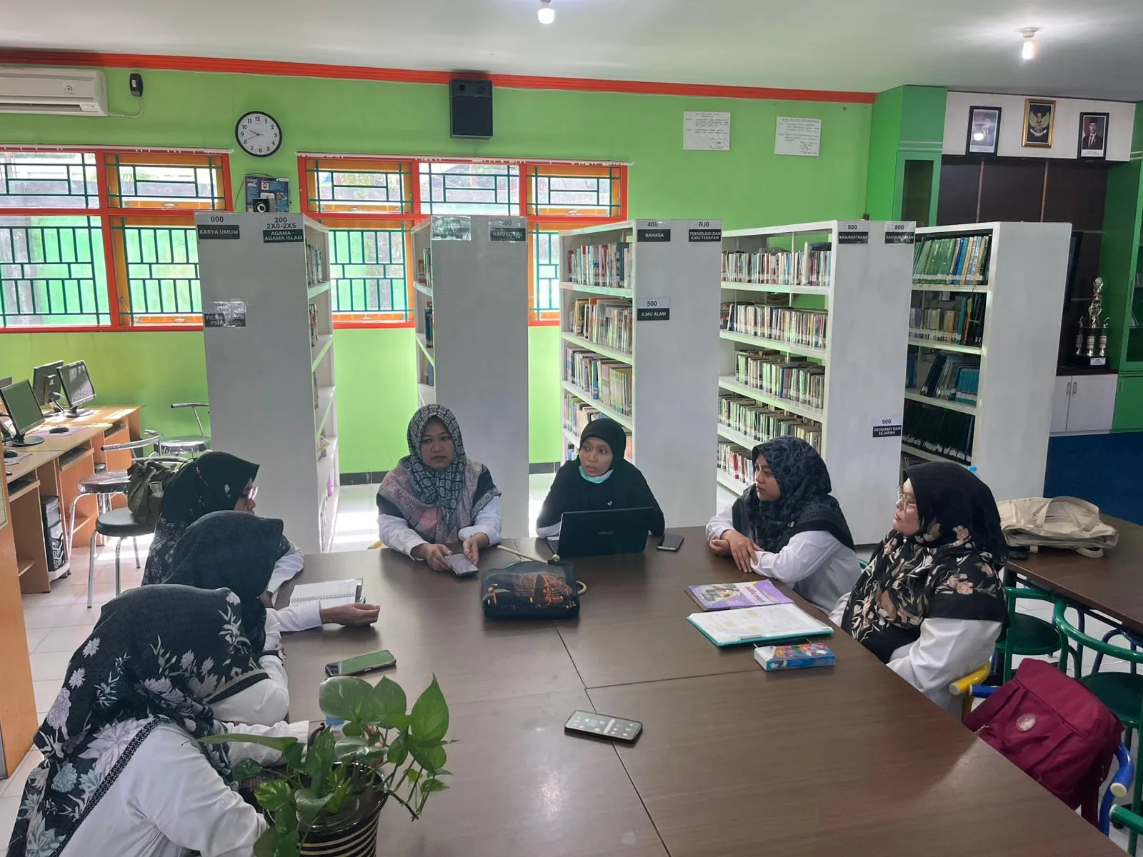 Guru Rumpun Bahasa MAN 5 Sleman Matangkan Persiapan Ujian Praktik Kelas XII di Perpustakaan Amarta